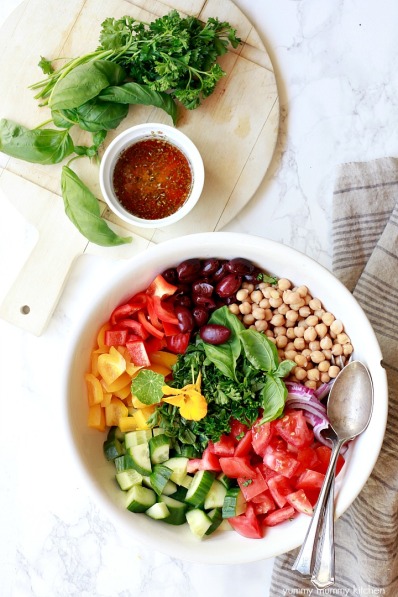 Healthy, easy, vegetarian and vegan Greek salad recipe with chickpeas and a flavorful Greek salad dressing. 